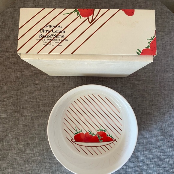 Mikasa Fresh Fruit Strawberries Bake & Serve Soufflé Dish. 1980’s - Picture 4 of 4